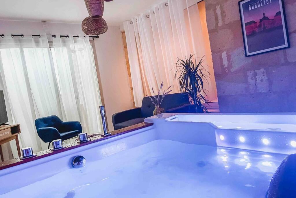 Апартаменты Nuit D'Exception - Loft Avec Jacuzzi Бордо Экстерьер фото